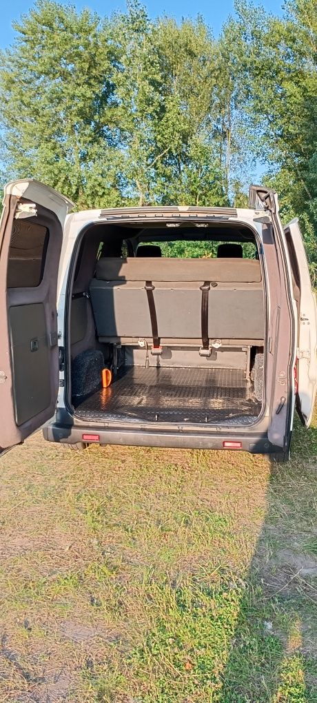 Nissan NV200 2011