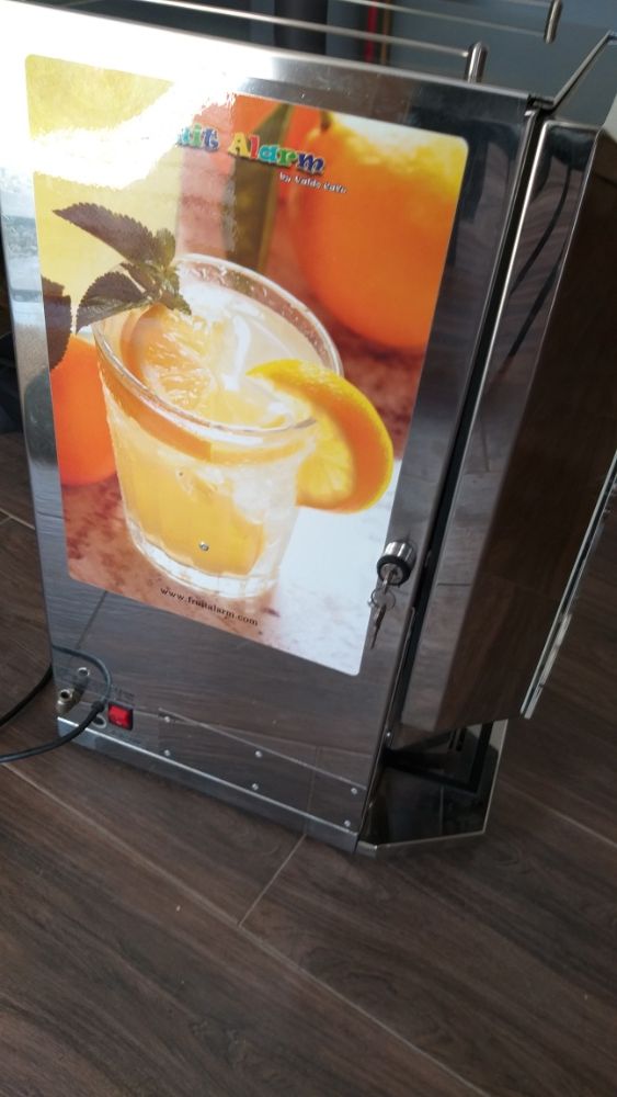 Automat do soków.Soki. Sokomat Fruitalarm ValdoCafe.Nowy