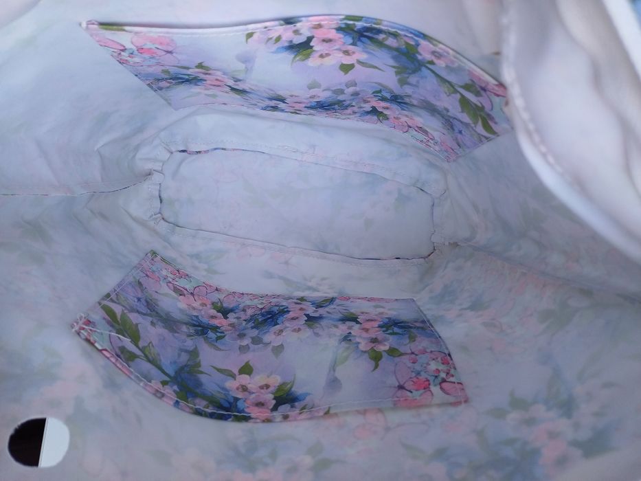 Niebieski organizer z falbanką w kolorowe kwiaty do torebki O Bag Mini