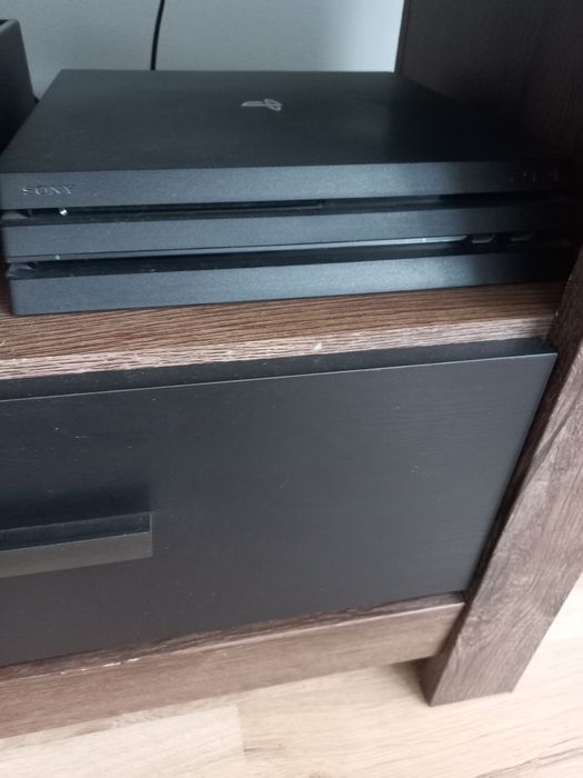 Konsola Sony Ps4 pro 7216b 1 tb 2 pady ladowarka plus  gra Unharted 4