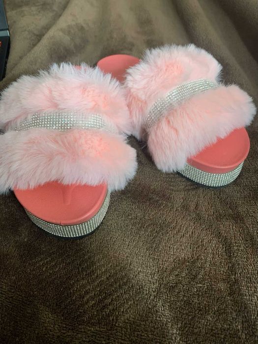 Klapki z futerkiem błyszcząca ozdoba