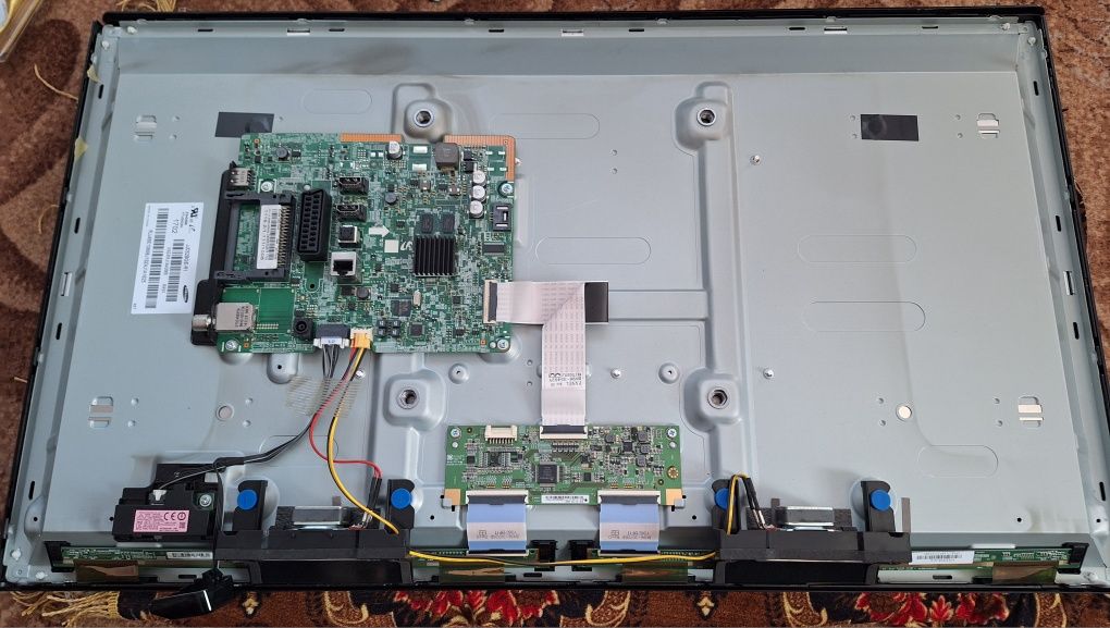 Телевізор Samsung 32 UE32J5200AW на запчасти або відновлення