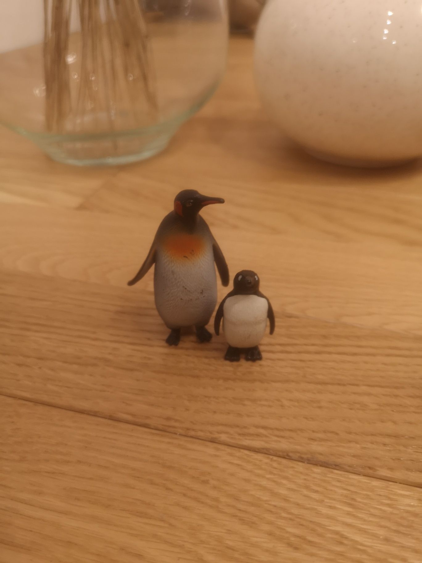 Dwie figurki pingwinów jedna po 10zł.
