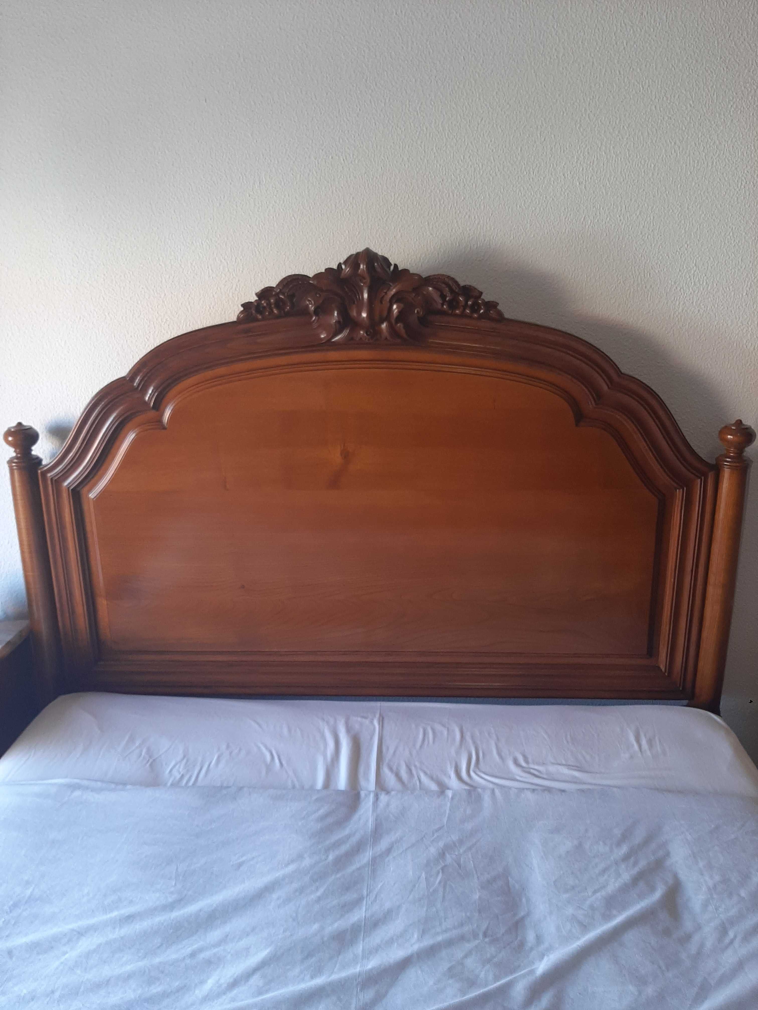 Cama casal em Castanho
