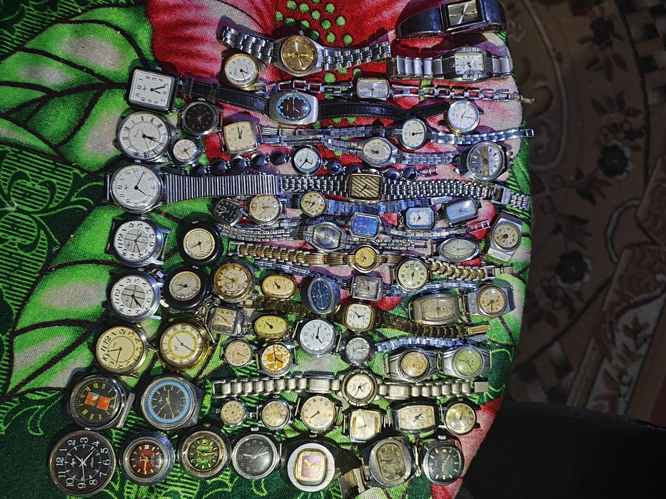 Різні механі годинники