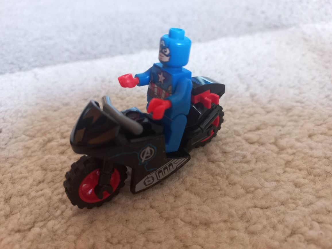 Figura Lego com mota