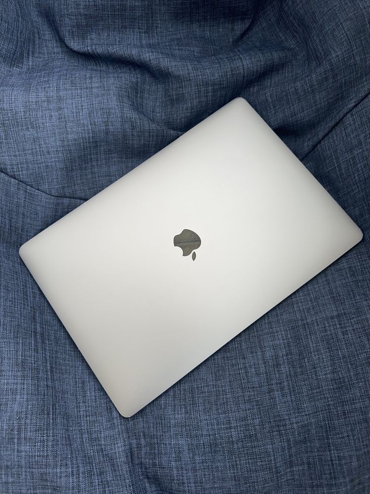 Macbook pro 15 2018 i7 2.2/ 16/ 256gb/ Radeon Pro 555x 4GB