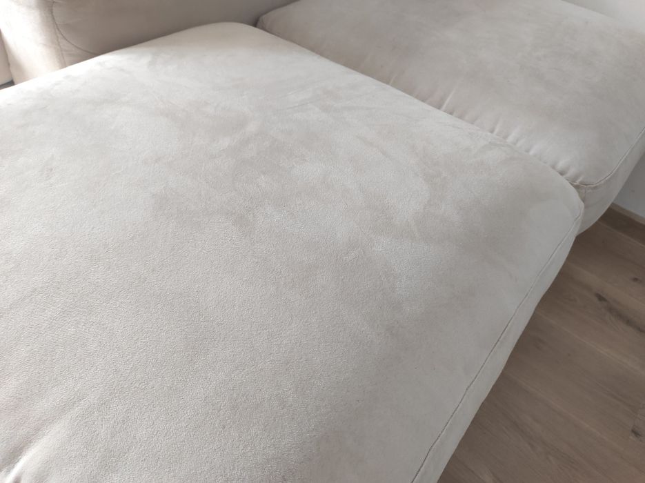 Trzyosobowa Kremowa welurowa sofa kanapa rozkładana narożnik pufy dwie