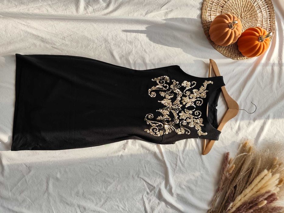 Krótka dopasowana czarna sukienka ze złotymi cekinami M 38 mini