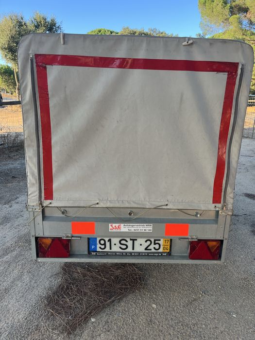 Reboque para carga fechado