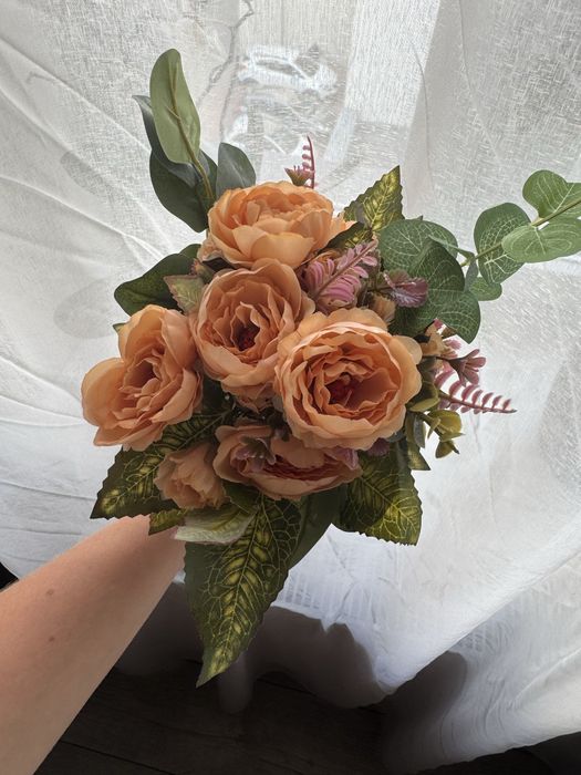 Bukiet sztucznych kwiatow do wazonu, na cmetarz