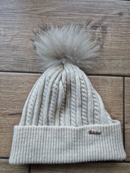 Beżowa czapka zimowa z pomponem