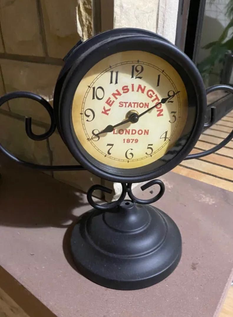 Zegar dwustronny imitacja stacji kolejowej