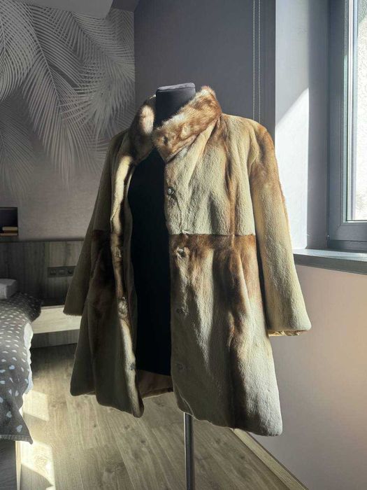 Шуба тілесного кольору