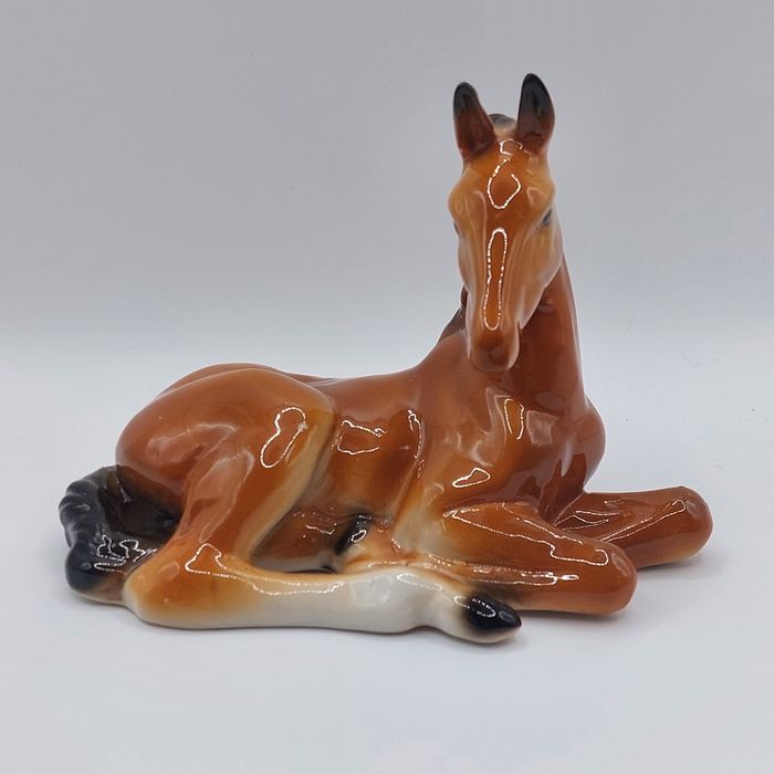 Figurka porcelanowa leżący koń