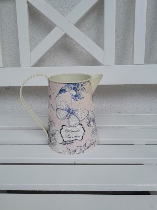 Stary metalowy dzbanek vintage