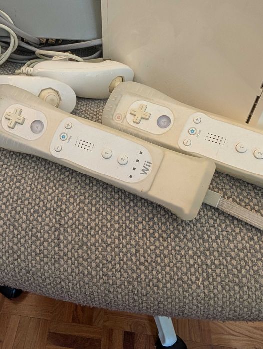 Pack Nintendo Wii - Consola+Comandos+Base/Plataforma+5 Jogos