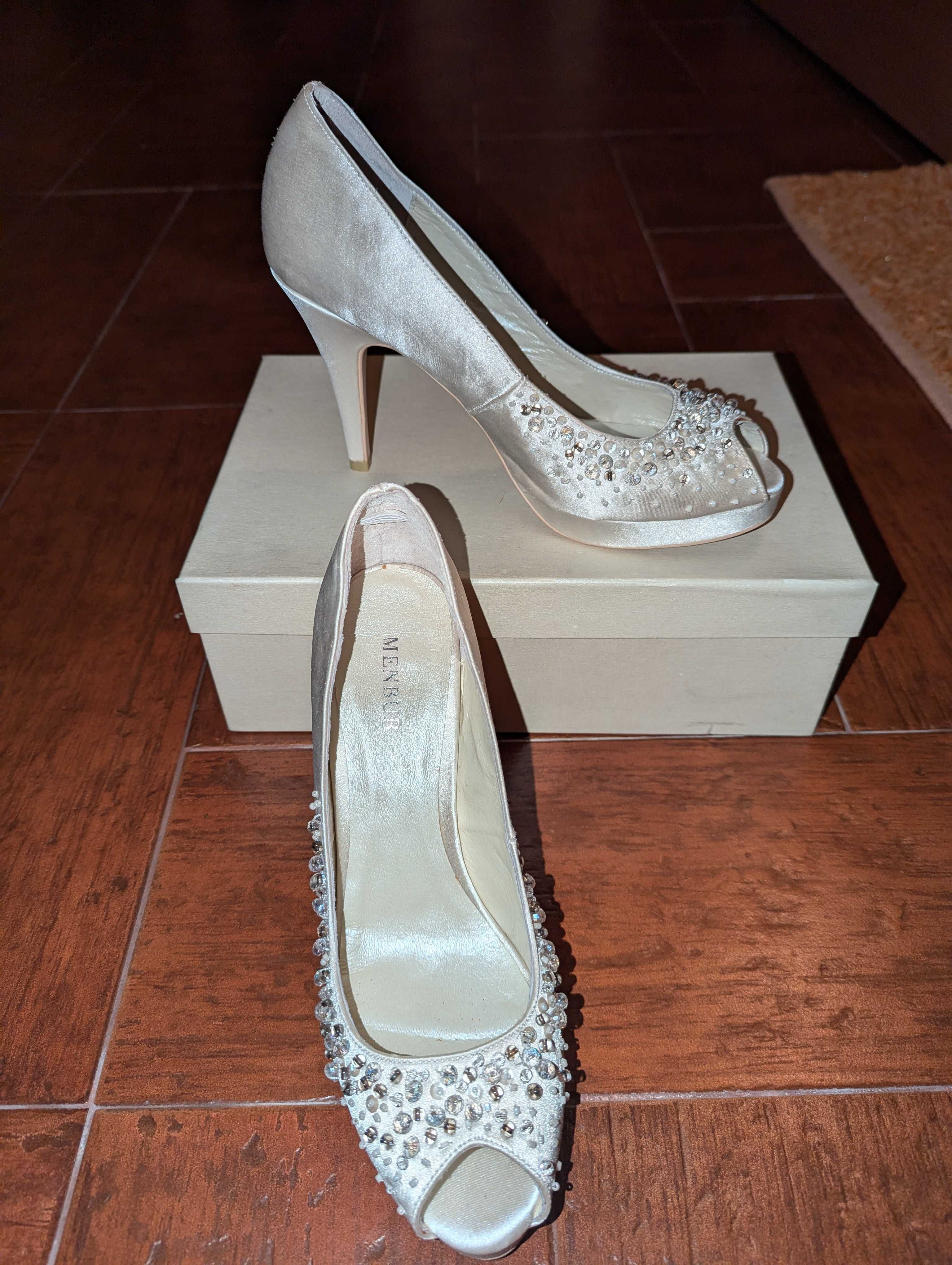 Sapatos de noiva novos