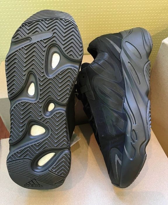 Кросівки чоловічі Adidas Yeezy Boost 700 Mnvn Black FV4440
