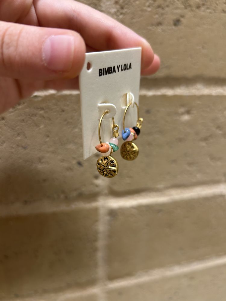 Brincos Bimba y Lola argolas com missangas