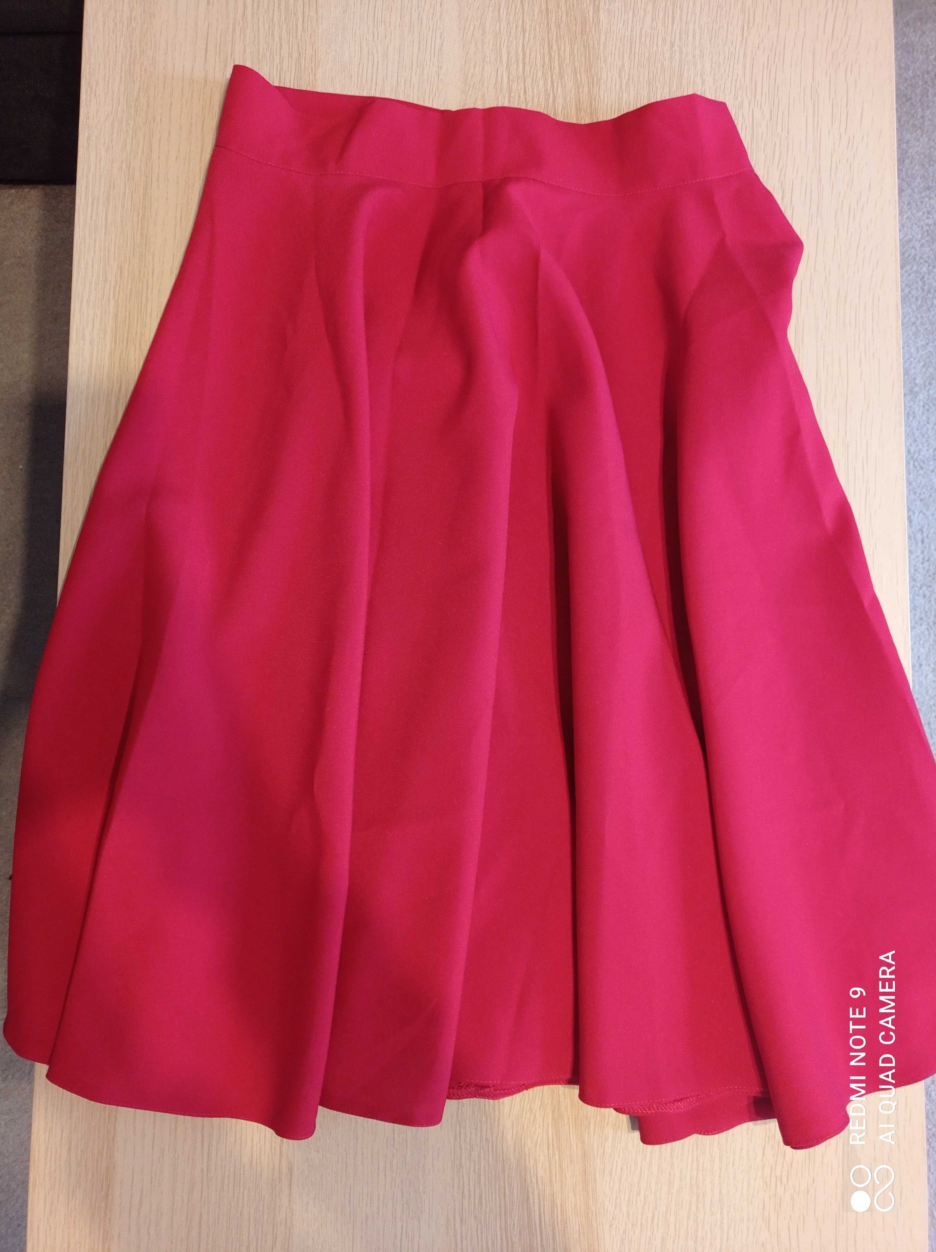 Czerwona rozkloszowana spódnica