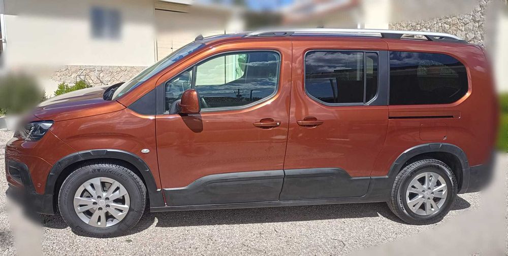 Veiculo com cadeira de rodas com elevador elétrico, acompanhante