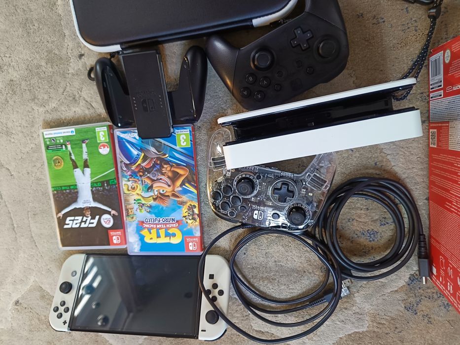 Konsola Nintendo switch oled 2 pady pokrowiec ctr FIFA 25 karta 512 GB