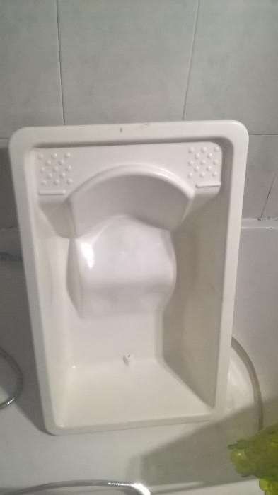 Fraldário com banheira de bebé.