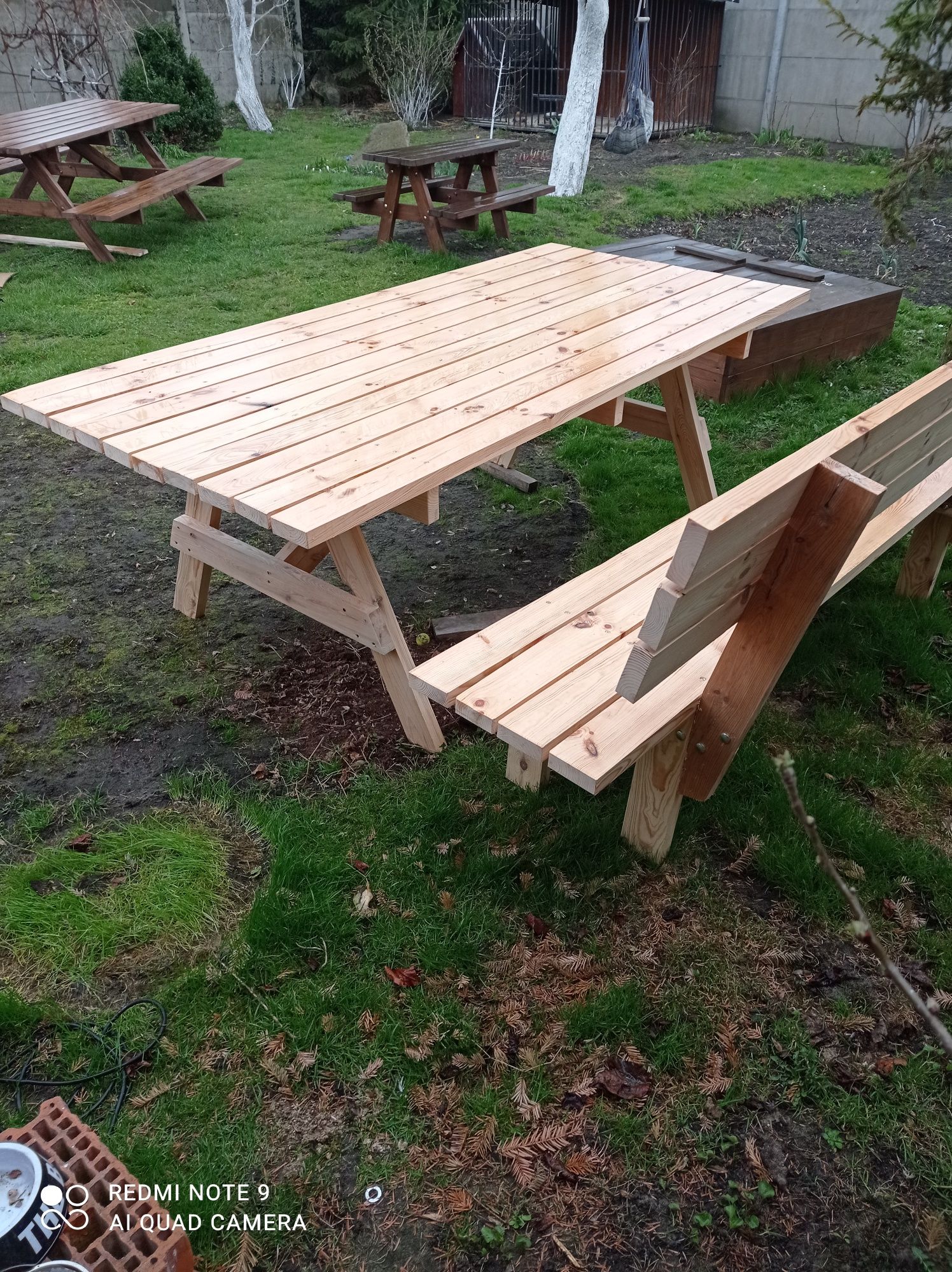 Zestaw drewnianych mebli ogrodowych (stół + 2 ławki)