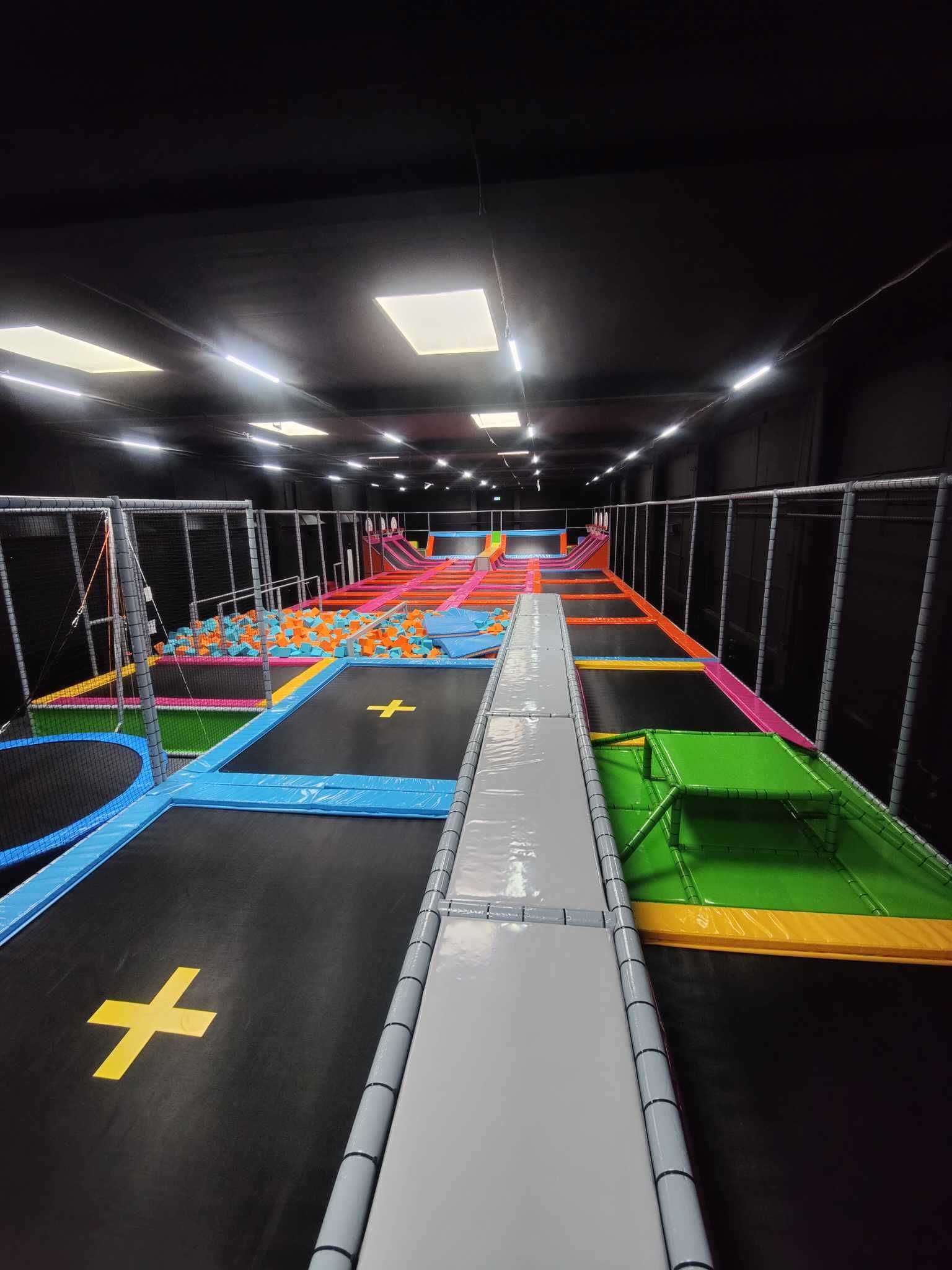 sala zabaw park trampolin park rozrywki kulki zjeżdżalnia małpi gaj