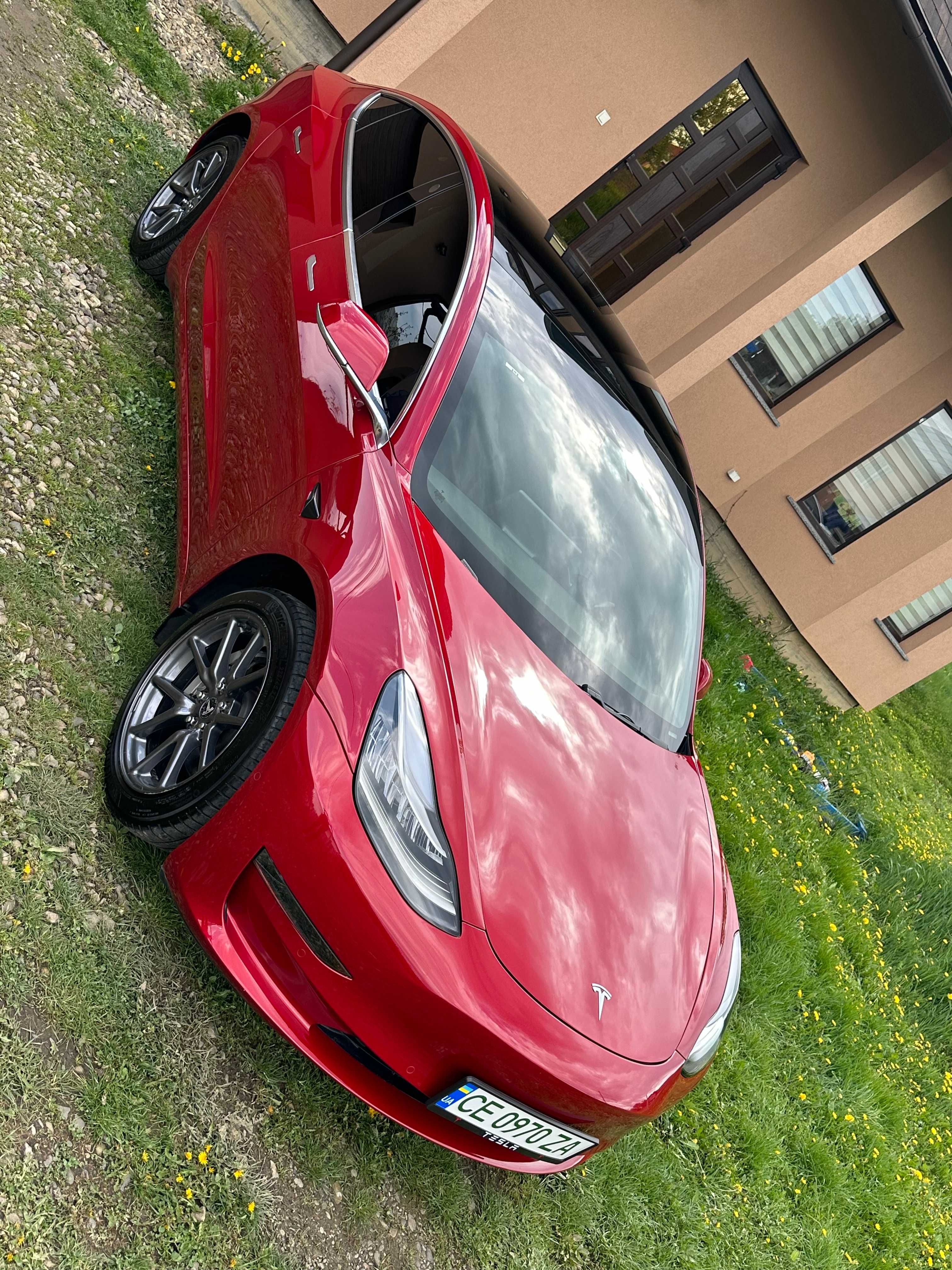 Автомобіль Tesla Model 3