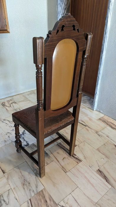 Antiga cadeira em madeira