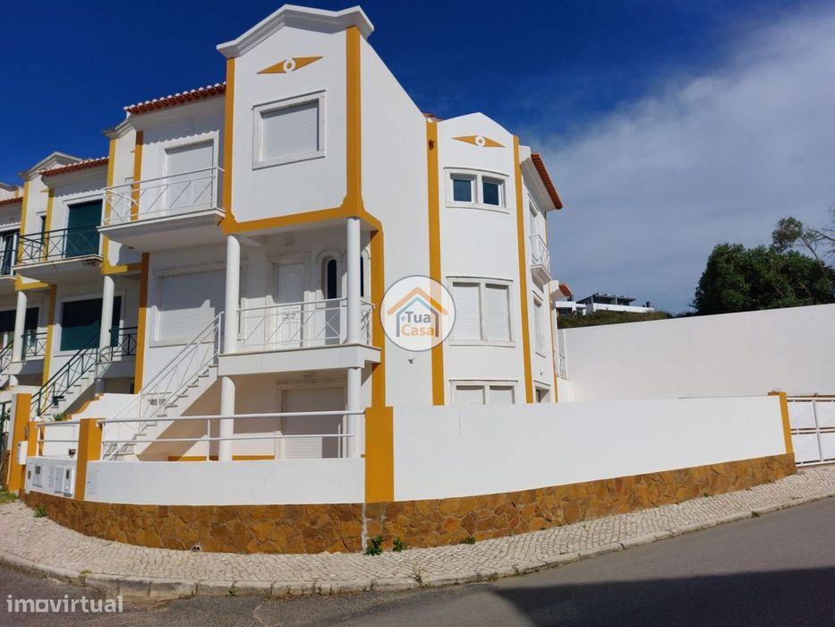 Moradia T3+1 Bi-Familiar com Vista Serra e Mar no Centro Ericeira
