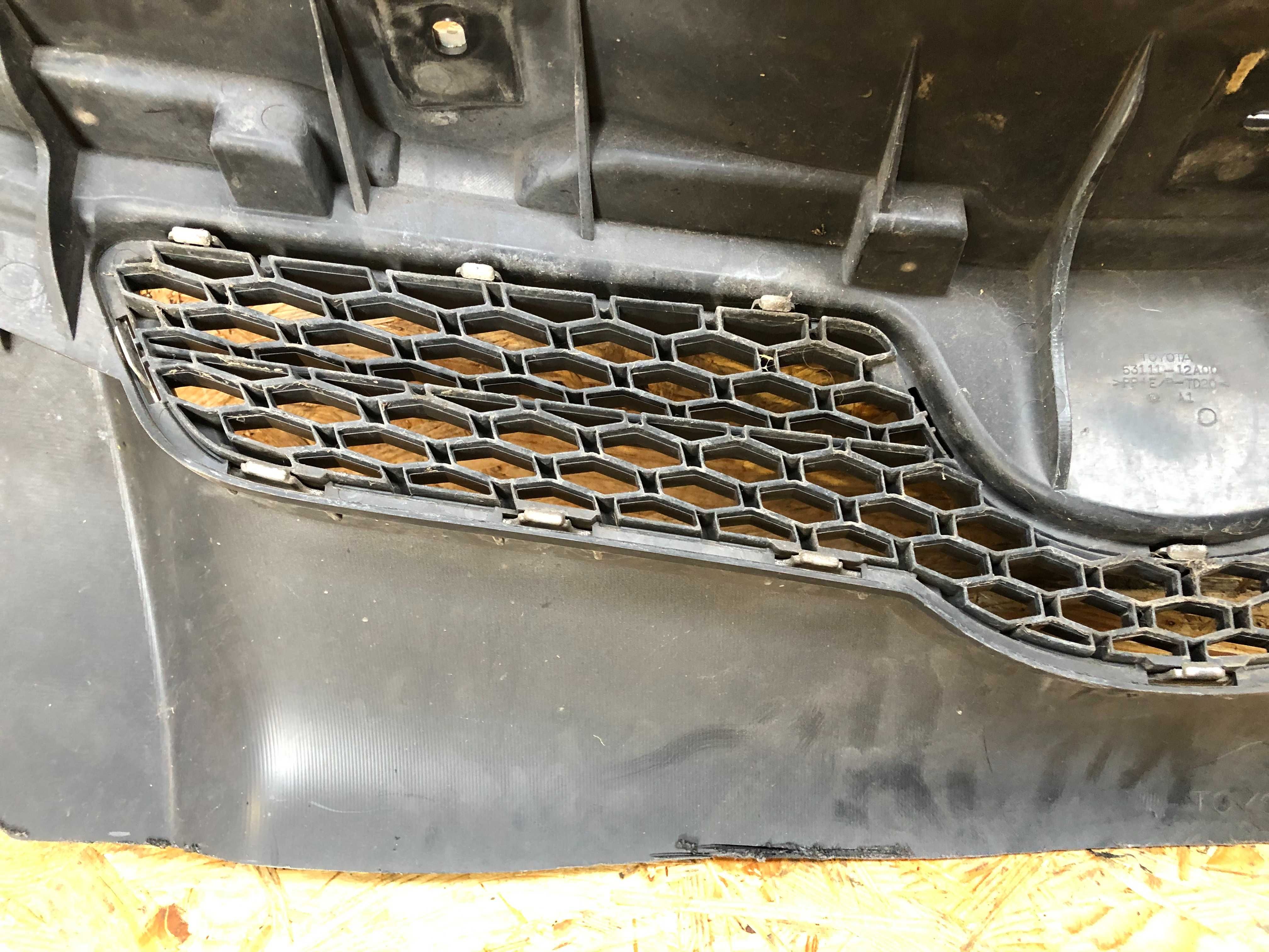 Grill/atrapa/kratka zderzaka toyota auris