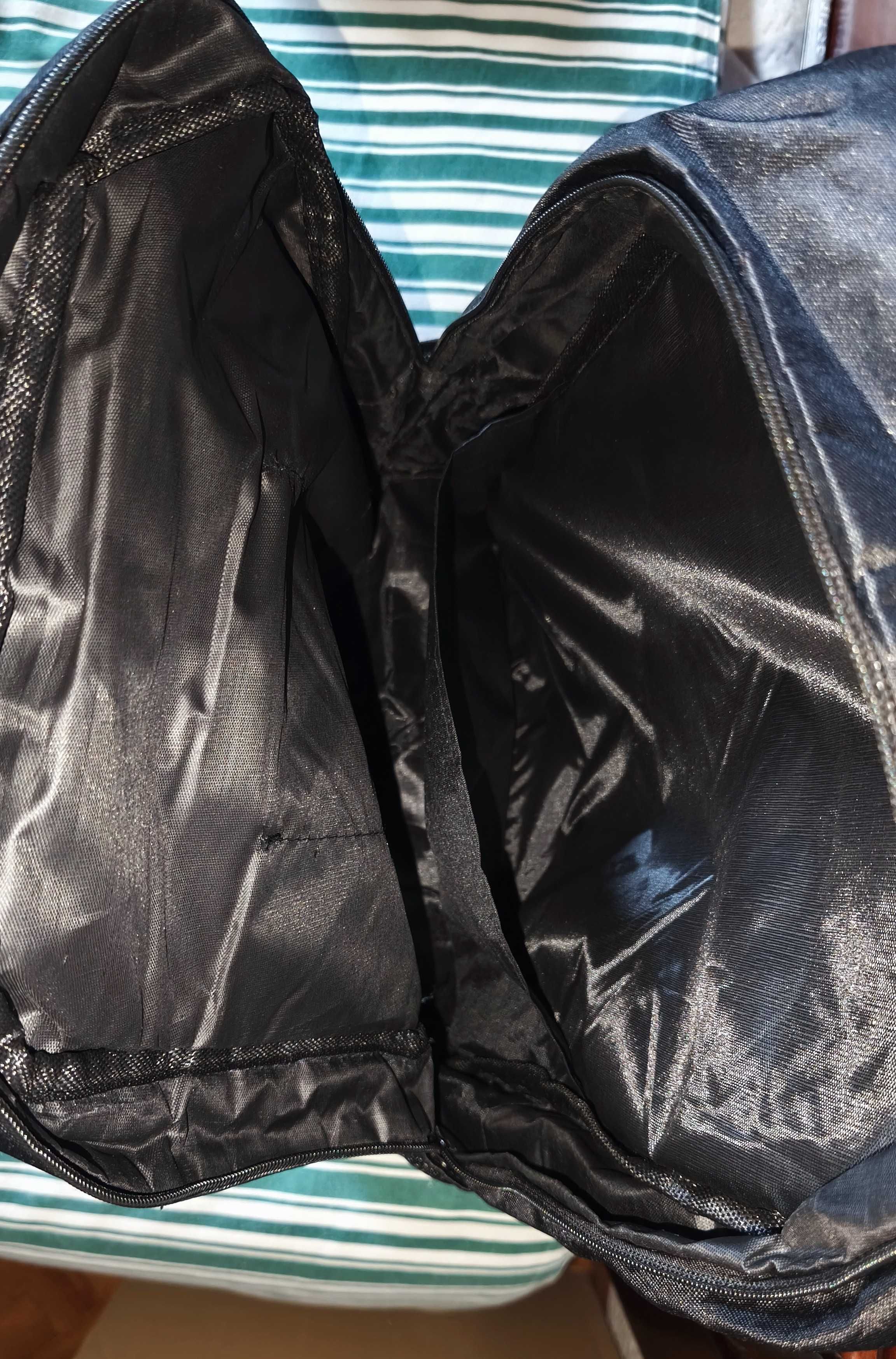 Mochila preta com divisão para computador portátil
