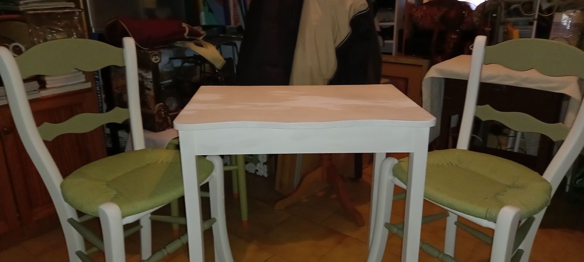 Mesa rústica com 2 cadeiras