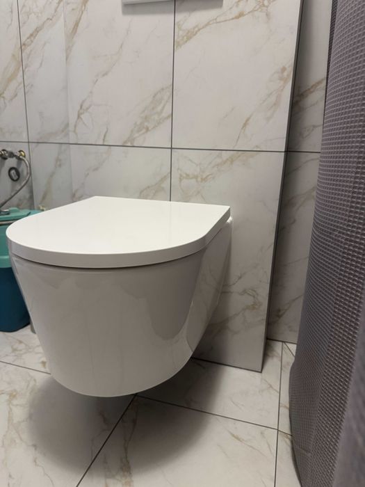 Унітаз підвісний з кришкою плавного опускання, без обідка