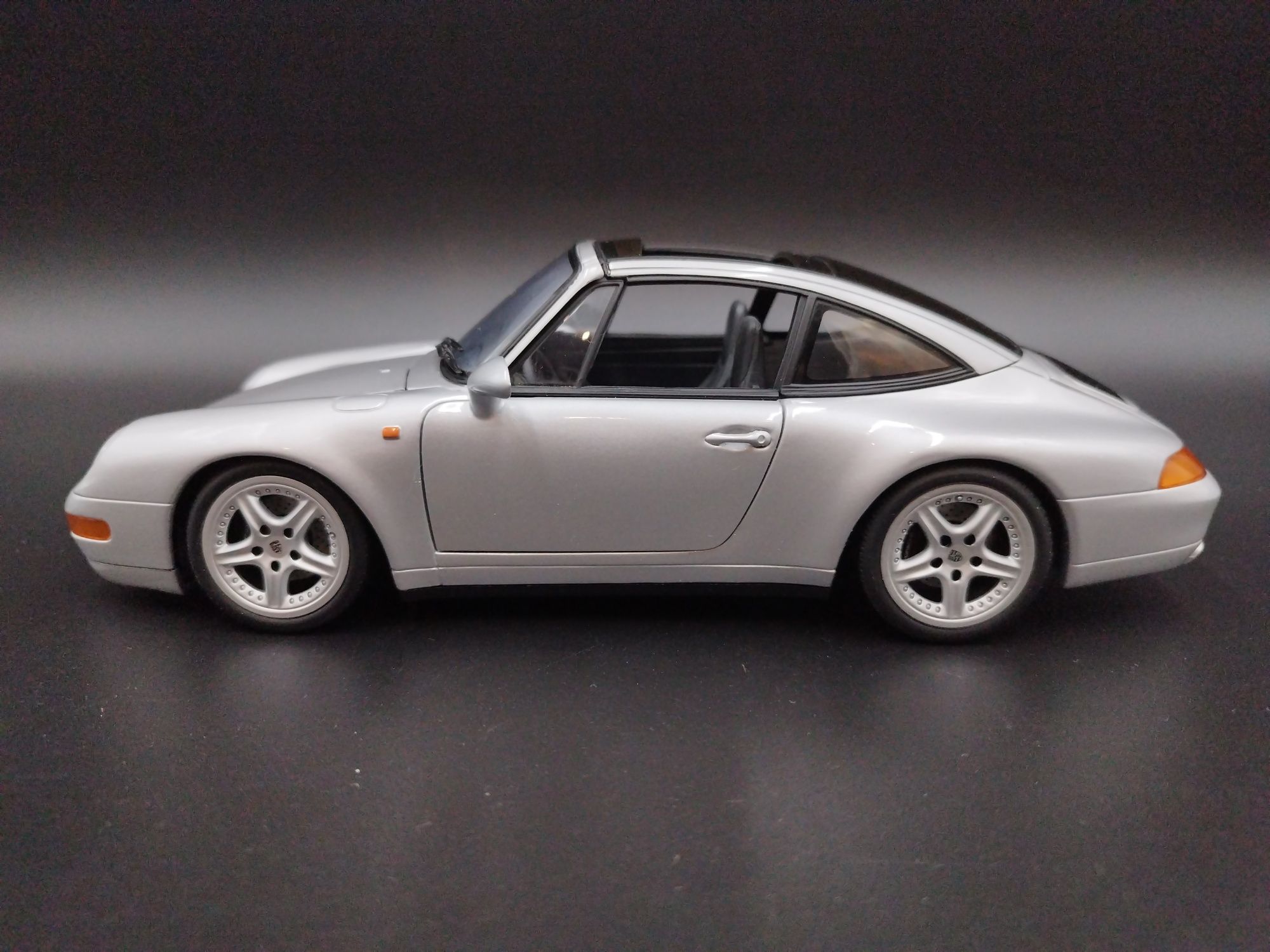 1:18 UT Models Porsche 911 (933) Targa  model używany