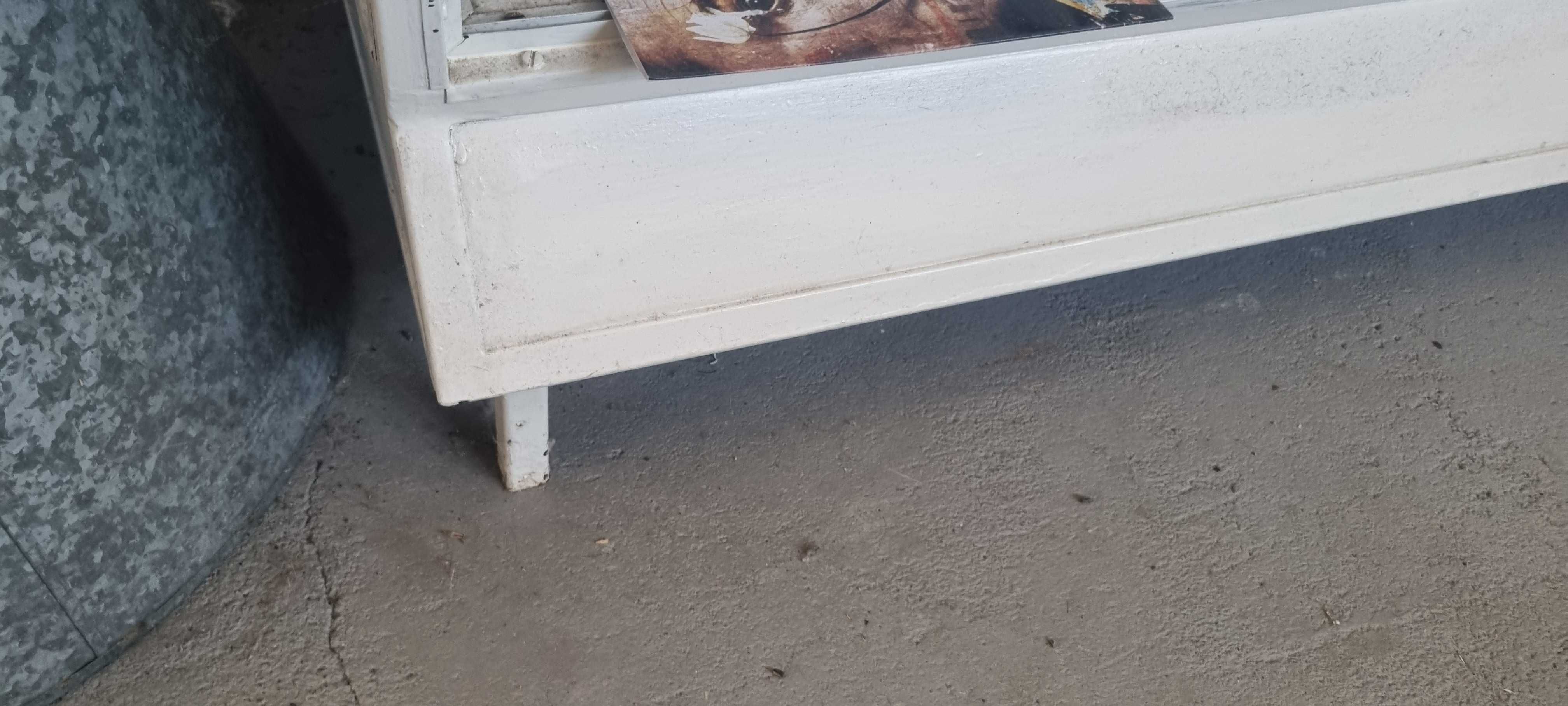 Móvel Vitrine com prateleiras