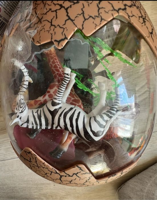 Яйце з динозаврами