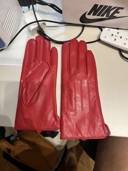 Czerwone skórzane rękawiczki z ociepleniem i zdobieniem