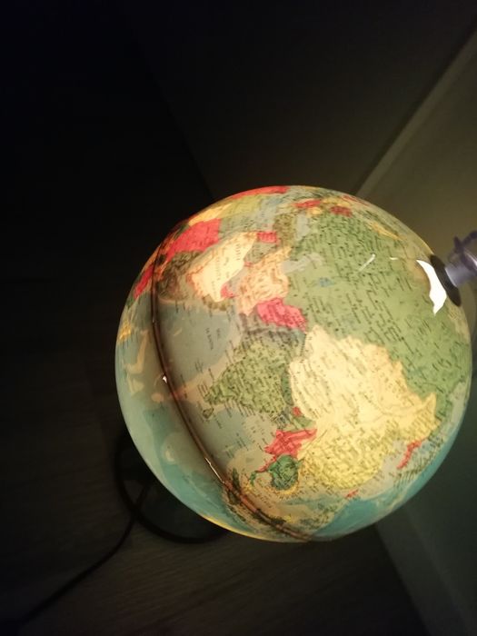 Globo de mapa antigo com luz