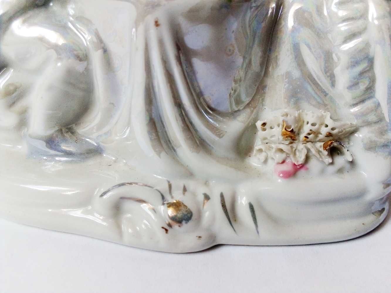 porcelanowa figurka para przy stoliku vintage