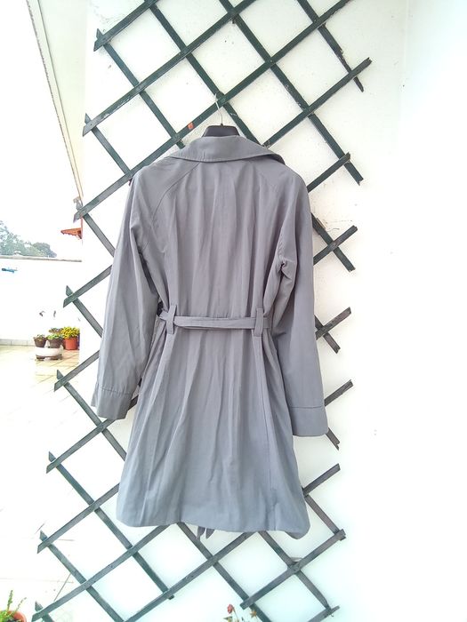 Gabardina cinza toda forrada
Aperta com botões e com molas
Tem cinto