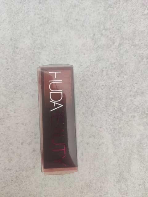 Huda Beauty Power Bullet Cream Glow Pomadka