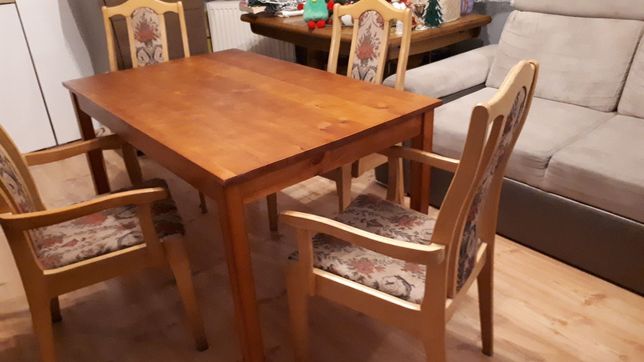 Drewniany stół plus 4 drewniane krzesła