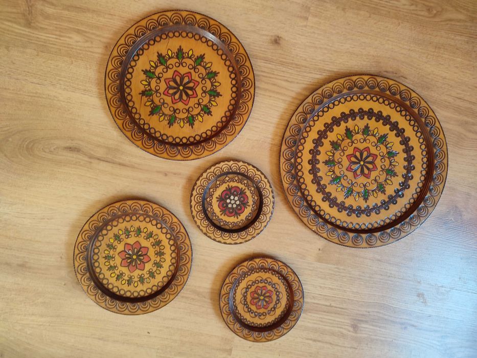 Drewniane talerze ozdobne
