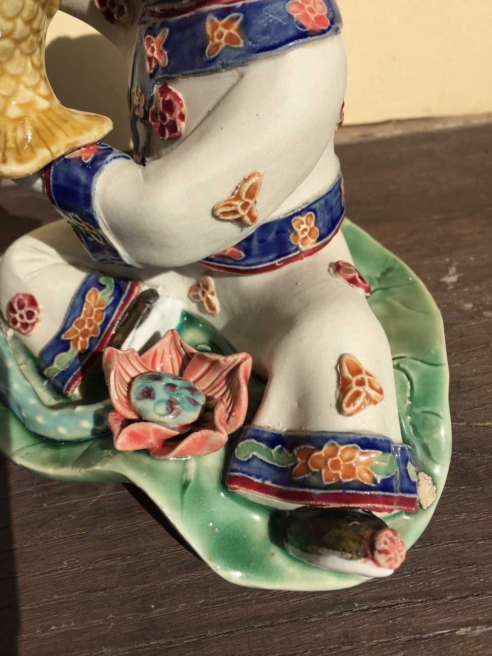Companhia das Indias -- figura de menino com carpa  13 cm altura