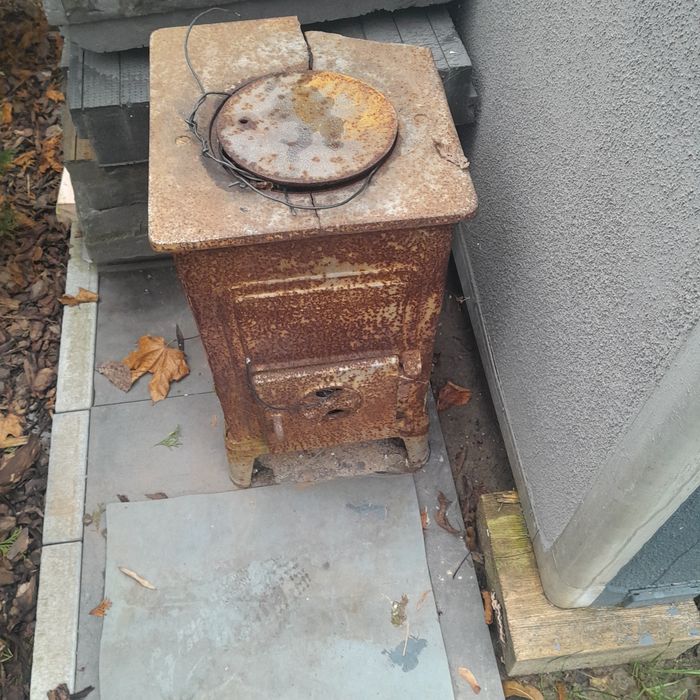 Stary ciężki  piec koza