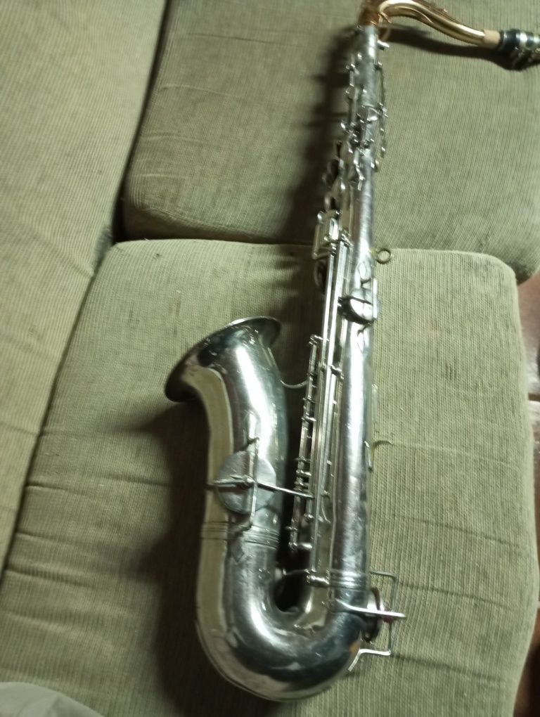 Saxofone francês antigo boa marca